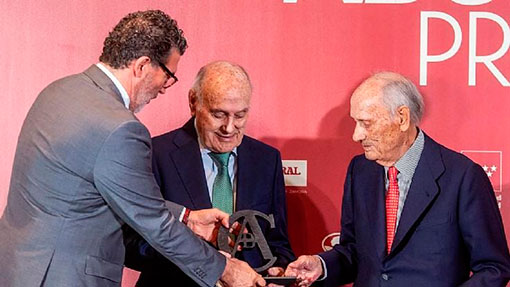 PacoDelgado1's tweet photo. https://t.co/54sXYpudsx
Distinción para los hermanos Lozano                
Temporada en Nazaré             
Descargue gratis la revista Avance Taurino en PDF en nuestra web  https://t.co/54sXYpudsx Ver más
#@PacoDelgado1 #Toros #Cultura pacodelgadomoreno https://t.co/V5Z2GHHNiP
