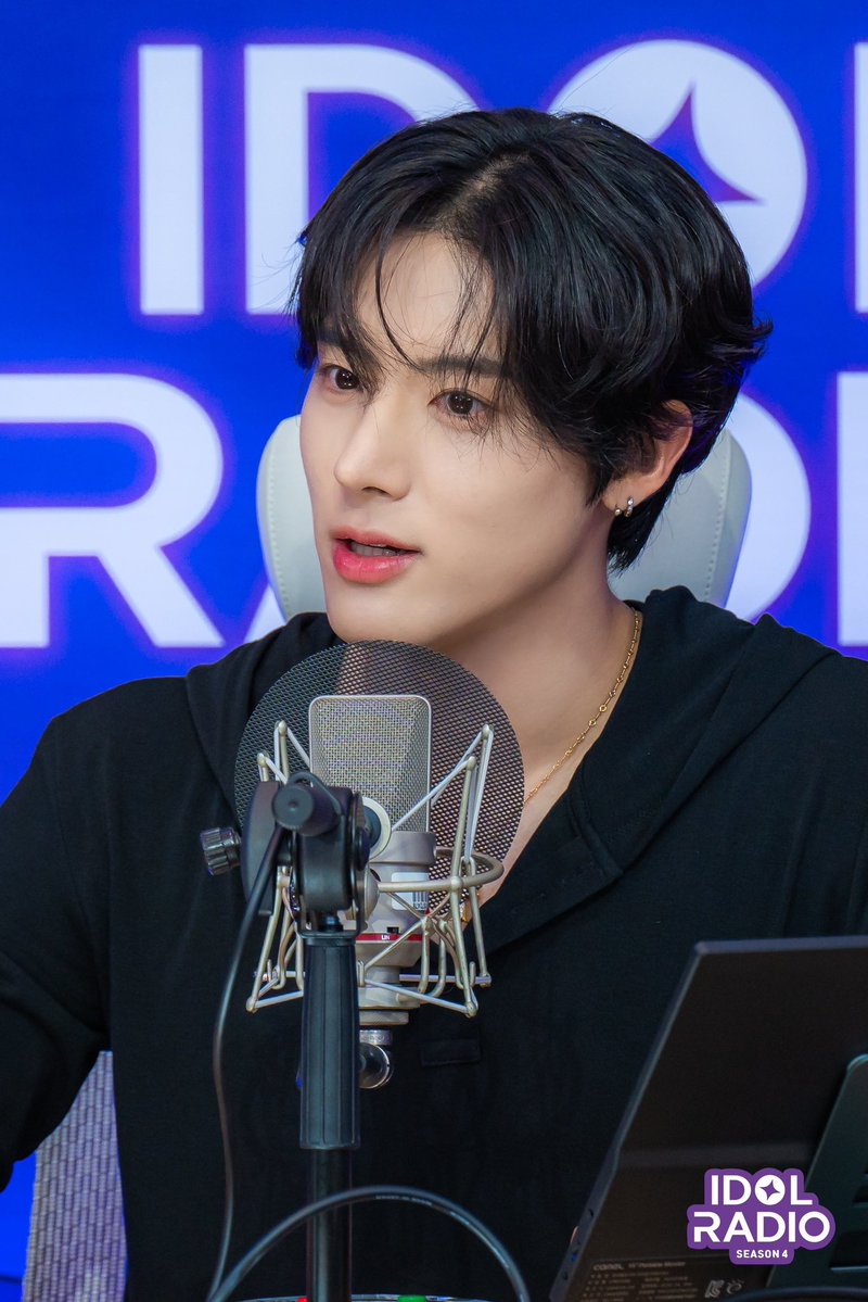 idolradiokorea's tweet photo. [#아이돌라디오4 앨범 260616]

📸EP#232 [아돌라 월드컵] 열 개의 머릴 맞댄 싸이커스의 등장✨ (DJ 에릭)

니가 좋아~ 니가 좋아~ 니가 예뻐서 좋아🫶

@EricSohn_S2

#MBC #IDOLRADIO #아이돌라디오 #더보이즈 #에릭 https://t.co/6F7NiHXoLH