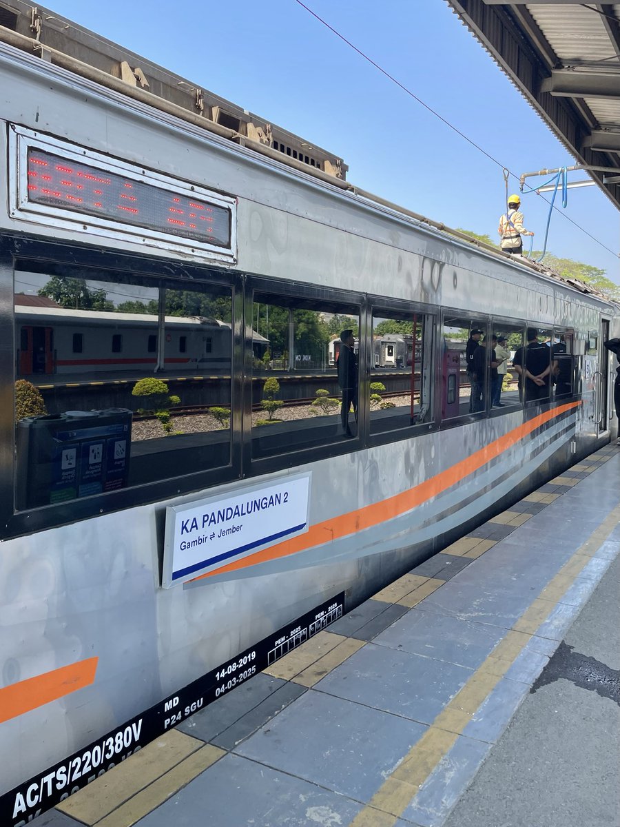 brithyanugroho's tweet photo. 𝐏𝐞𝐫𝐣𝐚𝐥𝐚𝐧𝐚𝐧 𝐏𝐞𝐫𝐝𝐚𝐧𝐚 𝐊𝐀 𝐏𝐚𝐧𝐝𝐚𝐥𝐮𝐧𝐠𝐚𝐧 𝟐

Kamis, 18 Juni 2026. KA Pandalungan 2 dengan nomor KA 7047-7050 relasi Gambir - Jember PP resmi beroperasi.

Kereta ini membawa kelas full Eksekutif Stainless Steel Gen 1 dengan jadwal keberangkatan di pagi hari. https://t.co/PBWDd1CL9Y