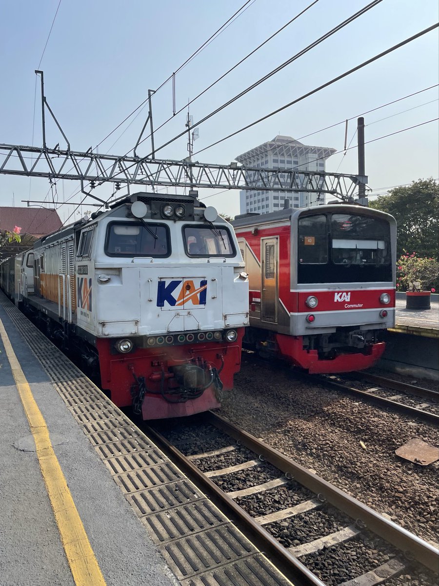 brithyanugroho's tweet photo. 𝐏𝐞𝐫𝐣𝐚𝐥𝐚𝐧𝐚𝐧 𝐏𝐞𝐫𝐝𝐚𝐧𝐚 𝐊𝐀 𝐏𝐚𝐧𝐝𝐚𝐥𝐮𝐧𝐠𝐚𝐧 𝟐

Kamis, 18 Juni 2026. KA Pandalungan 2 dengan nomor KA 7047-7050 relasi Gambir - Jember PP resmi beroperasi.

Kereta ini membawa kelas full Eksekutif Stainless Steel Gen 1 dengan jadwal keberangkatan di pagi hari. https://t.co/PBWDd1CL9Y