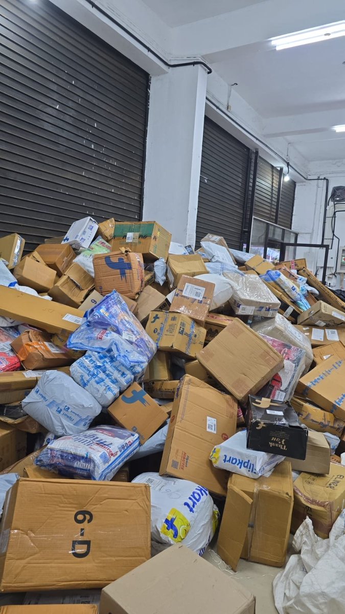 sreejith2349's tweet photo. @flipkartsupport Condition at Elathur delivery hub (Kozhikode) today - 100s of packages piled up unattended due to staff shortage. My HP OMEN laptop order has been stuck at the nearest hub since 12 June (7+ days). No delivery executive assigned despite raising ticket. https://t.co/YP2ebVj0Ni