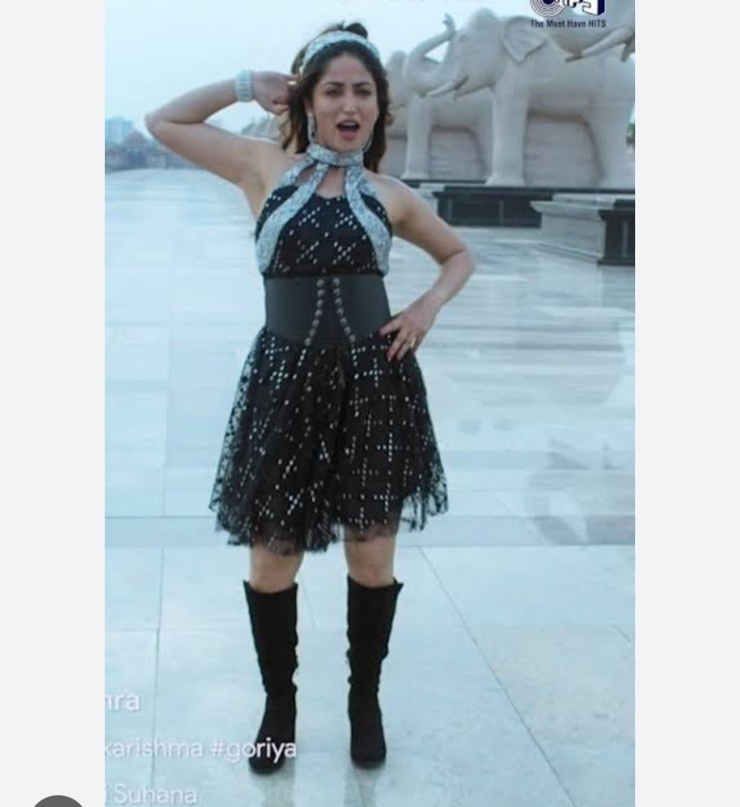 PinkChoudhury's tweet photo. @ghostbarvo07 @ExposeDhonifan @yamigautam @aliaa08 She also doesn't have the body to carry it, even is she wants!! The fatso will not look good!! Look at the waistline👇🏼 https://t.co/e6kyr60abo