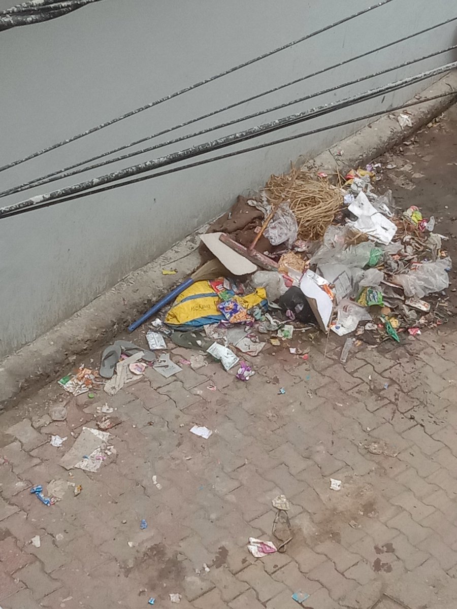 LangehSunali's tweet photo. Garbage in #Katra is no longer just an eyesore,it's a public health emergency. Overflowing waste, foul odor, and the risk of disease threaten both residents and tourists. Urgent intervention is needed before the situation worsens. #jaimatadi🙏 @KatraMck #CleanKatra https://t.co/pRzsgfc7pq