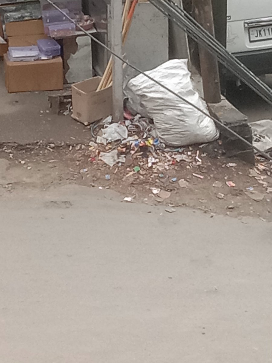 LangehSunali's tweet photo. Garbage in #Katra is no longer just an eyesore,it's a public health emergency. Overflowing waste, foul odor, and the risk of disease threaten both residents and tourists. Urgent intervention is needed before the situation worsens. #jaimatadi🙏 @KatraMck #CleanKatra https://t.co/pRzsgfc7pq
