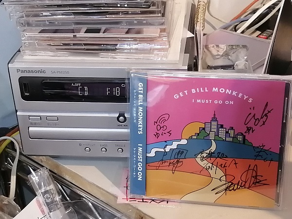 OnDoKo's tweet photo. 【好評発売中】

GET BILL MONKEYS
待望のニューアルバム「I MUST GO ON」
好評発売中です‼️

サイン入りのサンプルが届きました💿
１日ヘビロで店内演奏中🎵

特典は先着です、お早めに‼️

ご利用をお待ちしております
#ビルモン https://t.co/D1VZZWUkba