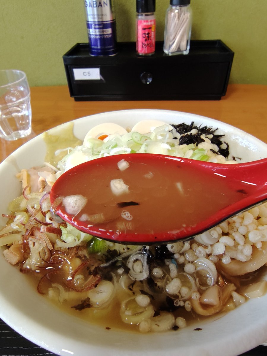 konchan481's tweet photo. 夏が来た！
Candiesの歌ではありません♬
麺翔海神さんの冷たい中華そば
小さい頃から今までで一番食べてるラーメン
大好きなこの一杯
潮の香り、ゆずわさびやみょうがの爽やかな香り
もちぷりな極上の麺　
至福のひととき
期間中また食べに行きまーーす😆♬ https://t.co/LAp34uSQ5u
