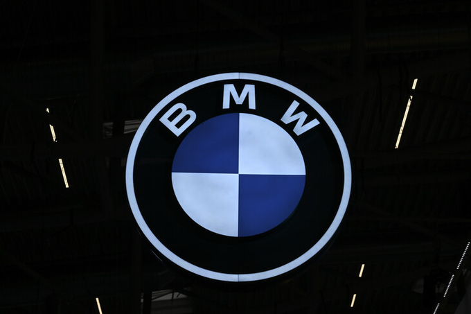 evinborsac's tweet photo. 🔵  BMW Çin'deki daralma ve Orta Doğu'daki çatışmaların maliyetleri nedeniyle 2026 yılı kar marjı beklentisini yüzde 1-3 aralığına düşürdü.

🔸 Şirketin en büyük pazarı Çin'deki kayıplar Avrupa ve ABD'deki olumlu satış grafiklerine rağmen telafi edilemedi. https://t.co/TkRKYUNkje
