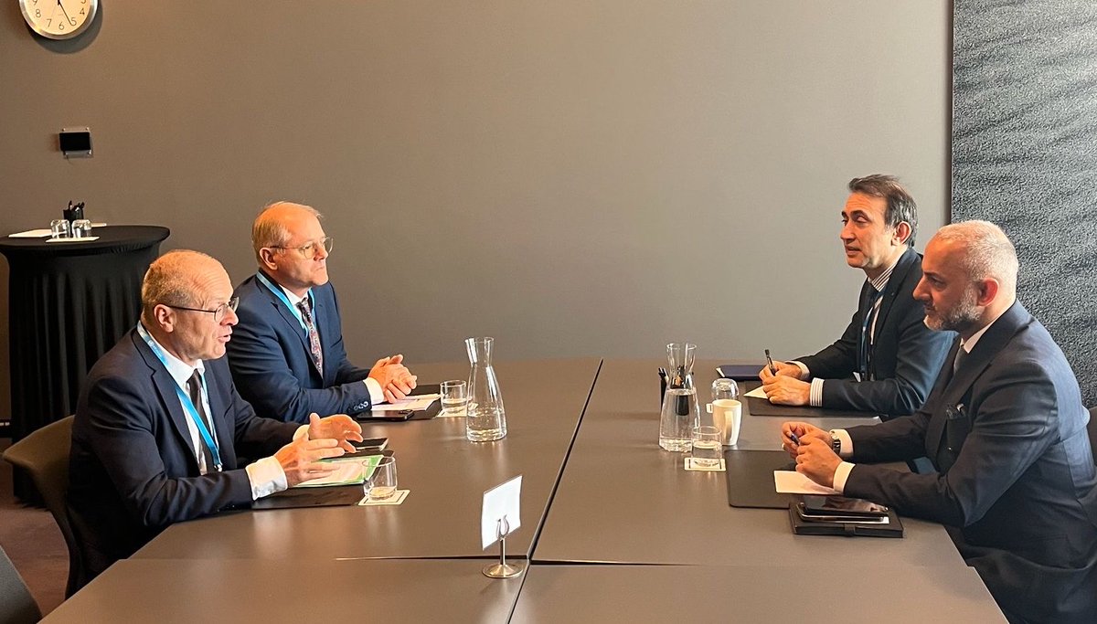 AzizAlperBiten's tweet photo. 📍İzlanda
DSÖ SCRS toplantısı için bulunduğumuz Reykjavnik’te DSÖ Avrupa @WHO_Europe direktörü @hans_kluge ile ikili görüşme gerçekleştirdik. 

Görüşmede;

✔️📍İrlanda’ da gerçekleştirdiğimiz “Tütün Kontrol Programı” ve süreçleri, 

✔️DSÖ Avrupa komitesi ülkeleri ile önümüzdeki süreçte gerçekleştireceğimiz sağlık alanında ortak işbirliği alanları ve DSÖ toplantılarında yapılabilecek yan etkinlikler, 

✔️Uluslararası düzeyde ilk kez gerçekleşecek olan, DSÖ ile İstanbulda ev  sahipliği yapacağımız 30 ülke Sağlık Bakanlığının katılım sağlayacağı “ Uluslararası Deprem Konferansı” ,

✔️Bu yıl ülkemiz ev sahipliğinde gerçekleşecek olan “COP 31 İklim Değişikliği Konferansı” için COP tarihinde ilk kez uygulayacağımız COP Ajandasına Sağlık Teması çalışmaları ile ilgili
konu başlıkları değerlendirildi.