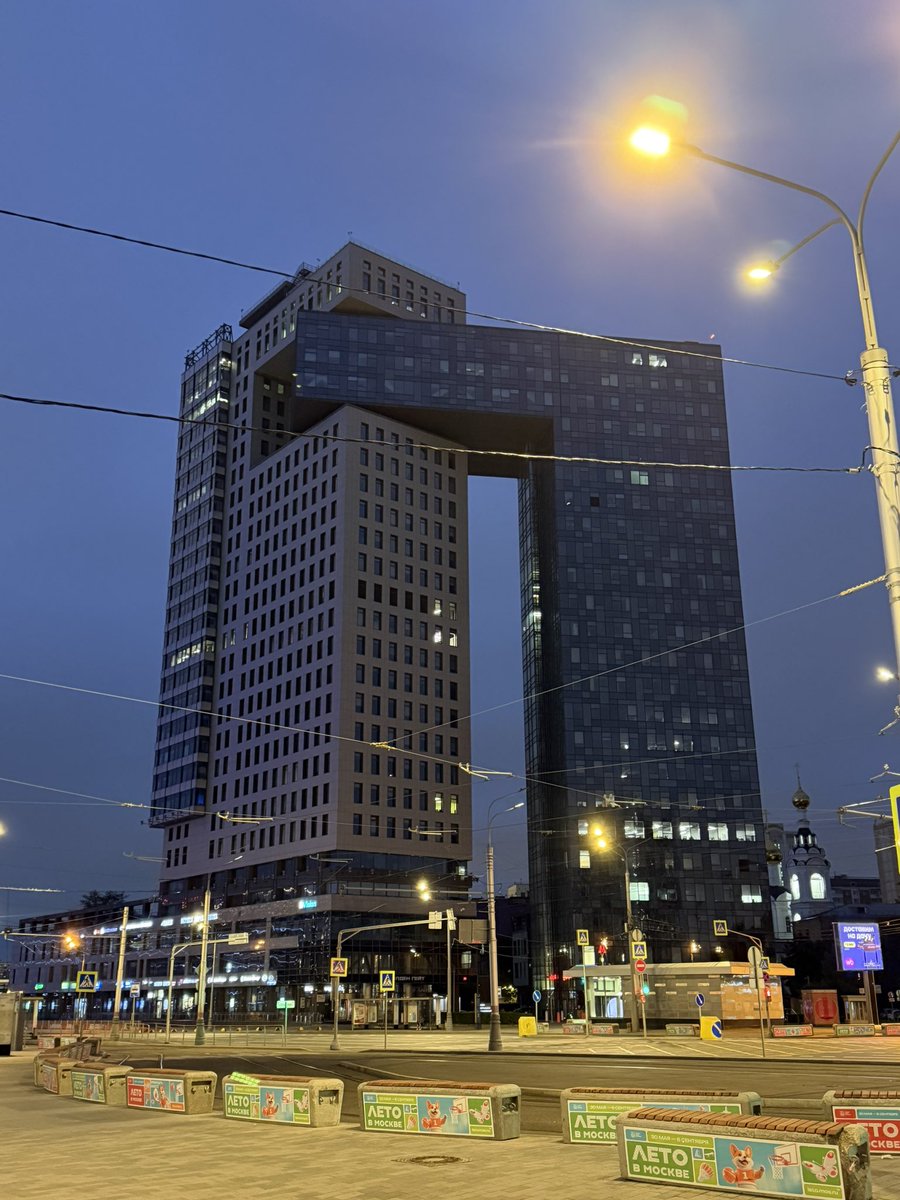 vampiremaxxing's tweet photo. Saw the 67 building tonight https://t.co/BYTO5W68g6