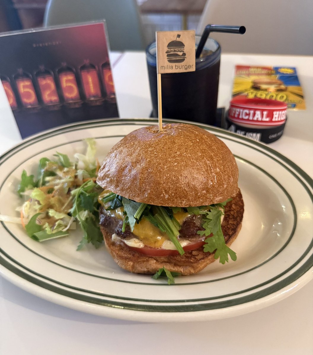 HGDN08190815's tweet photo. 先日  #miliaburger  🍔さんへ…
6月16日で10周年だそうです！
おめでとうございます🎊

えっ！もしかして私
その10周年の朝1番にお邪魔した
感じでしょうか？

髭男バーガー(叫ぶは濃口香るは
パクチー聡の1000分の1バーガー)
大満足の美味しさでした♡😋
#Official髭男dism
#藤原聡
#miliaburger https://t.co/4DbhGppfNE