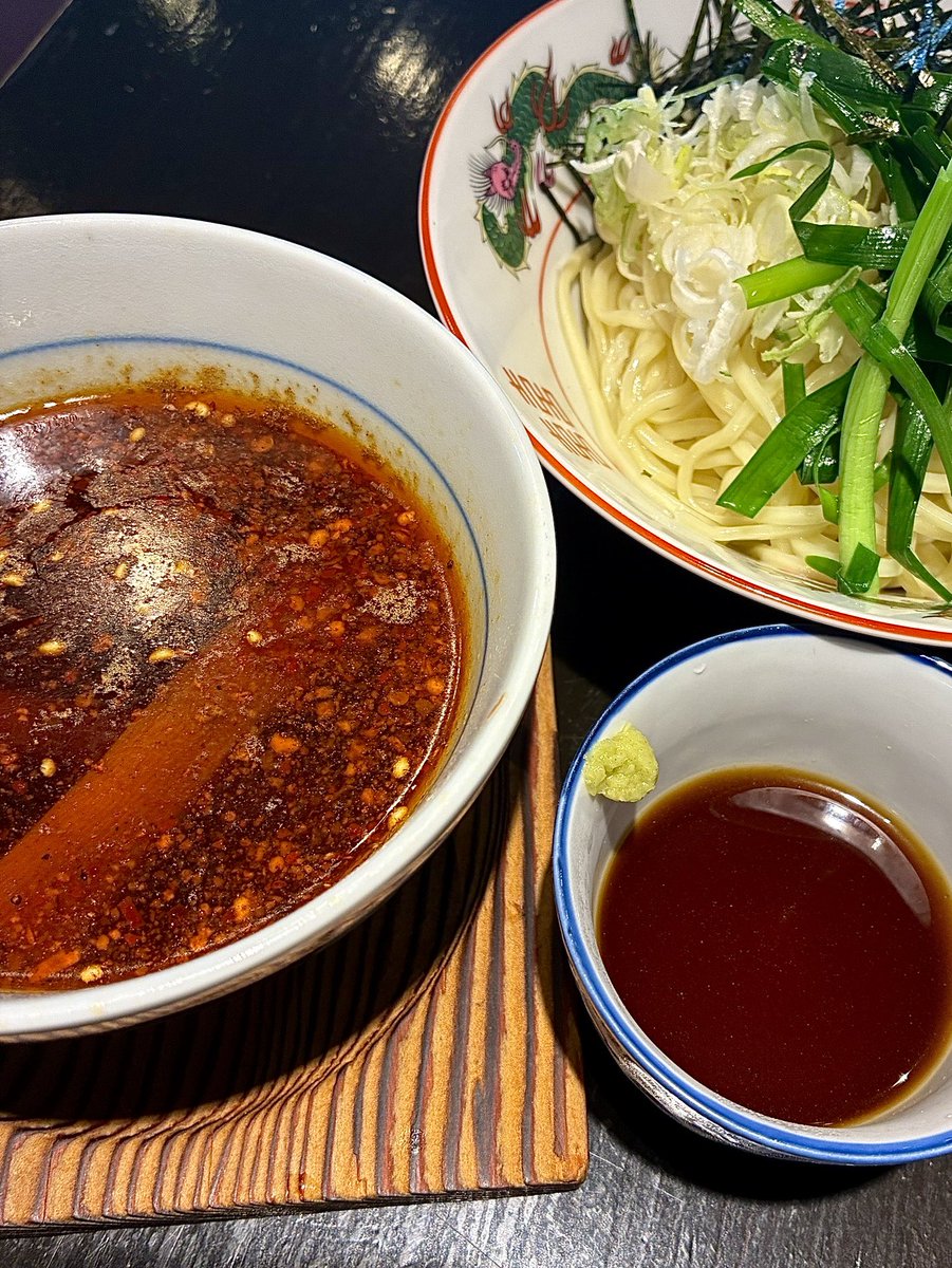 ryumenmarushige's tweet photo. 《柳麺 まる重より限定告知》

明日6/19(金)より100食

二種のつけ汁
【ニラざるラーメン】¥1000

温かい香味辣油のつけ汁
冷たい自家製めんつゆ

蒸し暑くジメジメ｡してますねﾟ(¯ㅿ¯υ)ﾟ｡

何を食べようか、食欲も微妙…
なんて時にサラッと食べれるざるラーメンはいかがでしょうか。 https://t.co/79zKZqbLgE