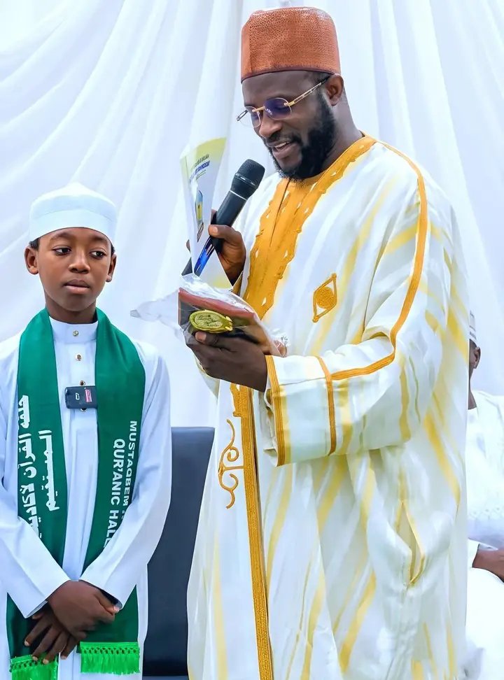 Muhammad_Ashirr's tweet photo. 🇳🇬 WANNAN ITA CE NI'IMAR DA ALLAH YA YI WA NAJERIYA.

Sheikh Prof. Mansur Isa Yelwa (Hafizahullah) 
ya tuna mana da wata ni'ima mai girma da Allah Ya yi wa Najeriya.

Ya ce:
Duk duniya, Najeriya tana daga cikin ƙasashen 
da Allah Ya albarkata da yawan mahaddatan Alƙur'ani.

Har ma ya kawo maganar 
Sheikh Ibrahim Al-Akhdar Al-Qayyim, 
ɗaya daga cikin manyan malaman Alƙur'ani a Masallacin Annabi ﷺ, 
Wanda ya bayyana cewa:

Mun yi ittifaqi cewa idan aka zo batun 
Karatun Alƙur'ani gadan-gadan, 
Najeriya tana daga cikin ƙasashen da suka fi ƙwarewa a duniya.

Wannan ba maganar alfahari kawai ba ce.
Wannan amanar Allah ce.
Amanar da ke nuna cewa Allah Ya ba mu wata baiwa 
Da ya kamata mu kiyaye.

A kusan kowace gasa ta Alƙur'ani da Najeriya take shiga, 
Ana ganin alamun wannan baiwa.
Ana ganin ƙoƙari.
Ana ganin jajircewa.
Ana ganin irin soyayyar da mutane suke yi wa Alƙur'ani.

Amma Malam ya nuna mana cewa:
Ba nasara kaɗai ake nema ba.
Abin da ya fi muhimmanci shi ne mu taimaki addinin Allah.
Mu yi aiki da Alƙur'ani.
Mu koyar da shi.
Mu rayu da shi.
Mu ɗaukaka shi a rayuwarmu.

Idan Allah Ya ba ka Alƙur'ani, 
To Ya ba ka wata ni'ima mai girma.

Kuma mafi kyawun godiya ga wannan ni'ima 
ita ce ka kasance cikin masu hidima ga Alƙur'ani da addinin Allah.

🤲 Ya Allah, Ka ƙara wa Najeriya albarkar Alƙur'ani.
🤲 Ya Allah, Ka sanya mu cikin masu karantawa, 
Fahimta da aiki da Alƙur'ani.
🤲 Ya Allah, Ka ɗaukaka mu da Alƙur'ani a duniya da Lahira.

Addinu Annasiha