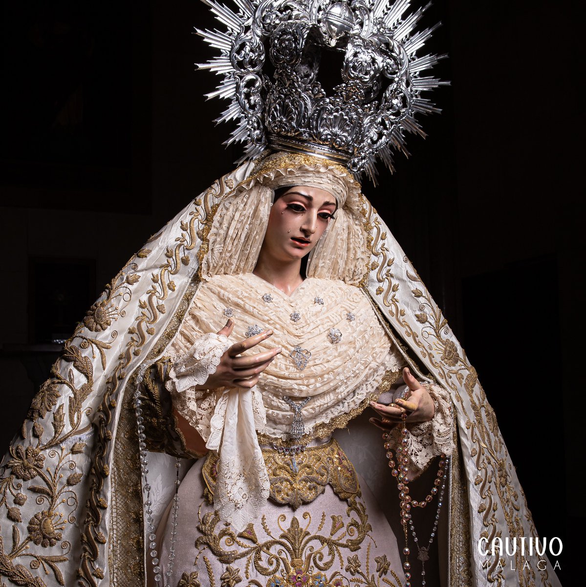 cautivotrinidad's tweet photo. CULTO - María Santísima de la Trinidad Coronada luce saya de tisú rosa y manto de tisú blanco bordados en oro y corona de plata para recibir culto en su capilla de San Pablo durante los meses de verano. Estrena un juego de puños y pañuelo de encaje de duquesa. #CofradíasMLG. https://t.co/5IBJceirGS
