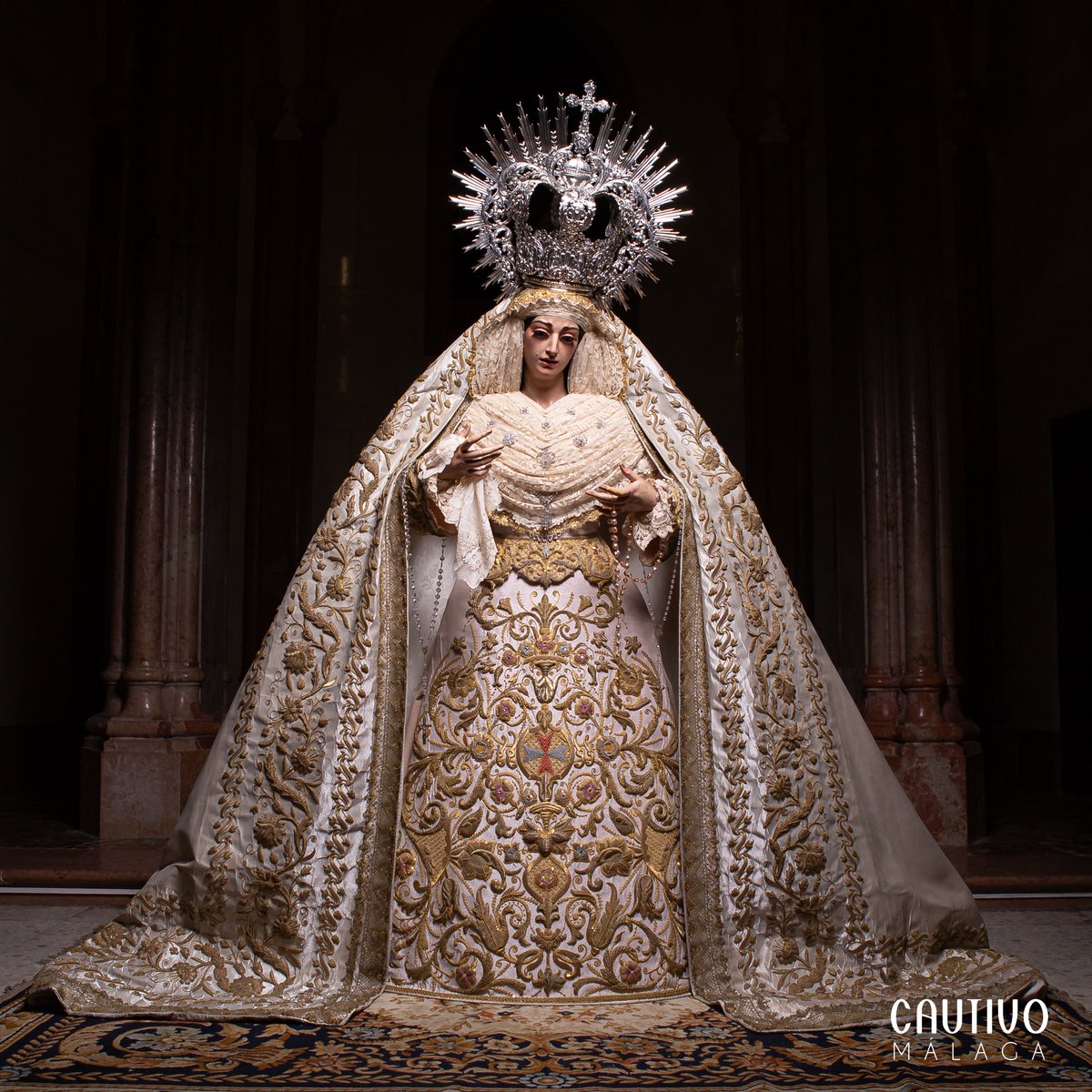 cautivotrinidad's tweet photo. CULTO - María Santísima de la Trinidad Coronada luce saya de tisú rosa y manto de tisú blanco bordados en oro y corona de plata para recibir culto en su capilla de San Pablo durante los meses de verano. Estrena un juego de puños y pañuelo de encaje de duquesa. #CofradíasMLG. https://t.co/5IBJceirGS
