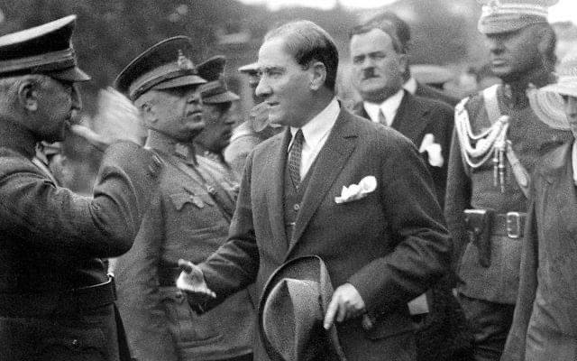 NaimBaburoglu's tweet photo. Mustafa Kemal Paşa, kendisine düzenlenen İzmir suikast girişimiyle ilgili, 18 Haziran 1926’da şunları söyler:
“Benim naçiz vücudum bir gün elbet toprak olacaktır; fakat Türkiye Cumhuriyeti sonsuza dek yaşayacaktır.”
#Atatürk https://t.co/ocdelFN4ai