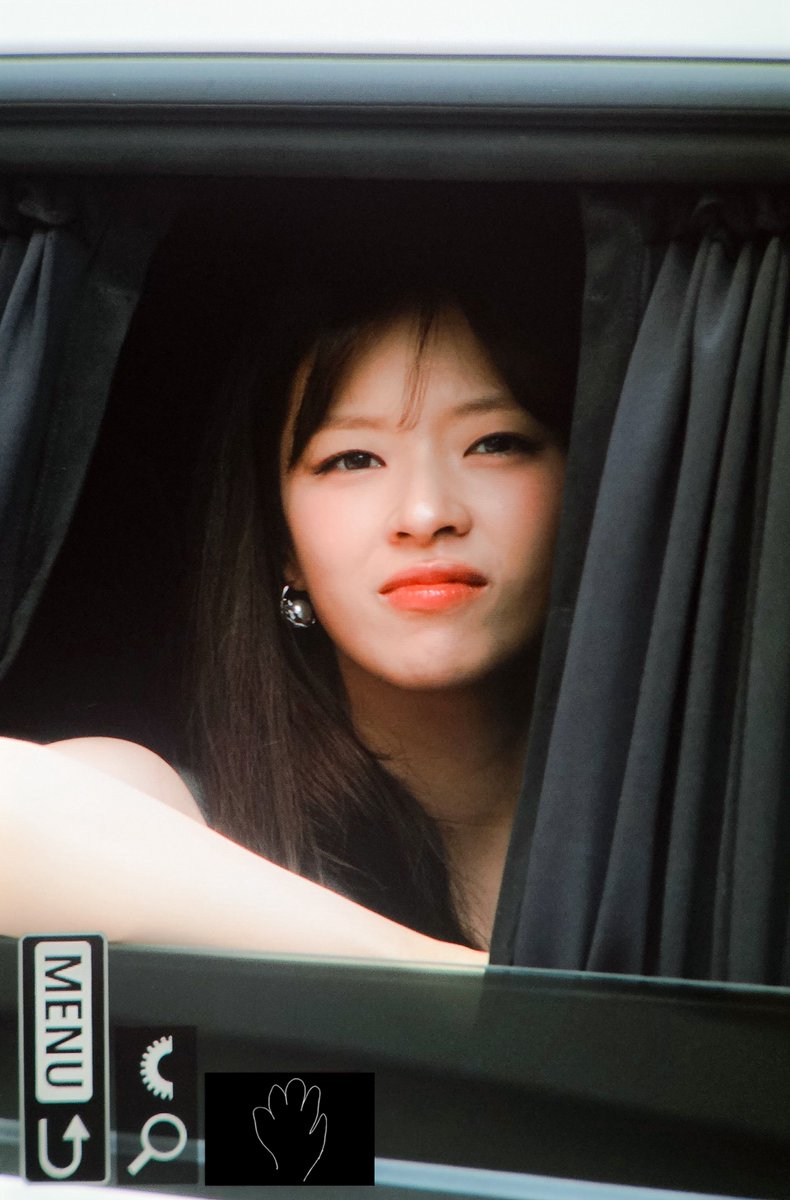 YuangleJYJH's tweet photo. 260618 프리뷰

' 러닝크루 합류 '

#TWICE #트와이스 #トゥワイス #정연 #JEONGYEON #ジョンヨン https://t.co/3ObvDjZnLA
