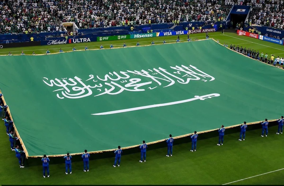 batzssfffzshat's tweet photo. لا تلوموني في حب #السعودية 🇸🇦

رايةٌ كُتب عليها #التوحيد، فبقيت مرفوعة بالعز والهيبة عبر التاريخ

أعز الله من أعز دينه
العلم الذي لا يسقط ولا ينكس ولا يفرش على الأرض
راية التوحيد ليست علماً لبلاد الحرمين وحسب، بل رسالة إيمان وعزة للمسلمين وراية أمة الإسلام جمعاء
دامت شامخة 🇸🇦💪🏼 https://t.co/JX7jqrGZU4
