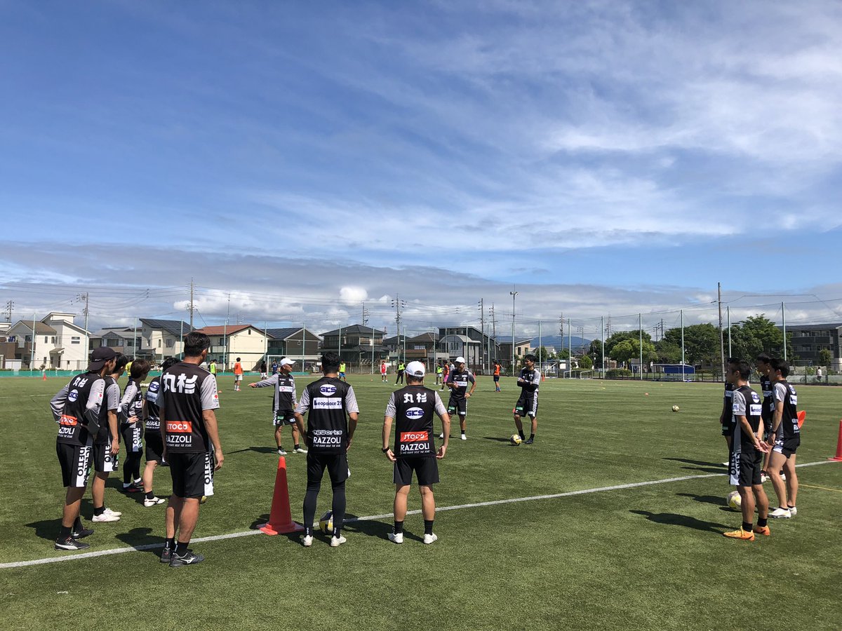 FCGIFU_school's tweet photo. 午前中は育成普及グループで指導力向上を目指すG-UPトレーニングがありました。今日はアカデミー森島コーチが指導実践を行いました😊

クラーク記念国際高校の選手の皆さん、ご協力ありがとうございました！

#FC岐阜 
#FC岐阜アカデミー 
#FC岐阜サッカースクール 
#クラーク記念国際高校 https://t.co/C228GPEEVp