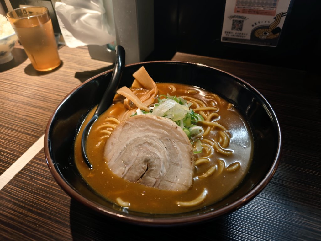 obanatan's tweet photo. カレーラーメン食べに行ったら美味いカツ丼のお店の話しで盛り上がった https://t.co/fTv5XD0ZIA