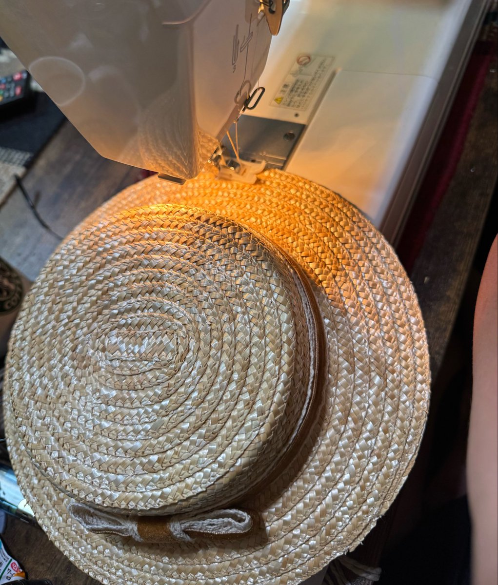 chlaky's tweet photo. 今日は麦わら帽子を👒
ちょっと解体して
つばの幅を狭くリメイク
これはとある現場で使う用☺️ https://t.co/pvo6XqMSvf