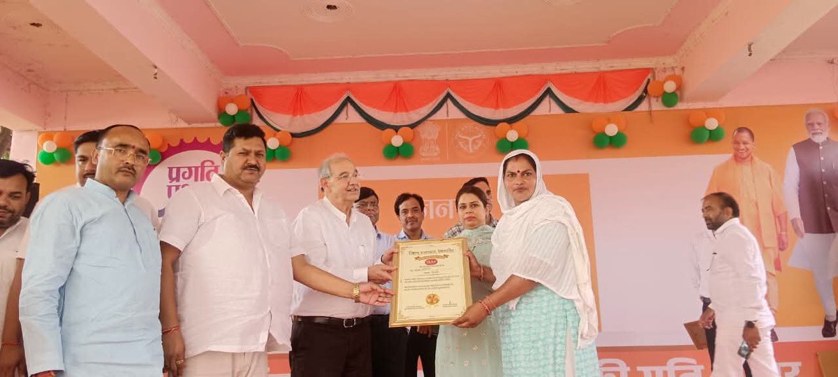 nulmup's tweet photo. कल दिनांक 17 जून 2026 को जनपद बिजनौर में #स्वनिधिमहोत्सव का आयोजन किया गया।  

उक्त कार्यक्रम में #स्ट्रीटवेंडर्स को सम्मानित किया गया तथा प्रथम, द्वितीय व तृतीय लोन प्राप्त करने वाले पथ विक्रेताओं को स्वीकृत पत्र, चेक व क्रेडिट कार्ड का वितरण किया गया। https://t.co/mXDxA5JFQk