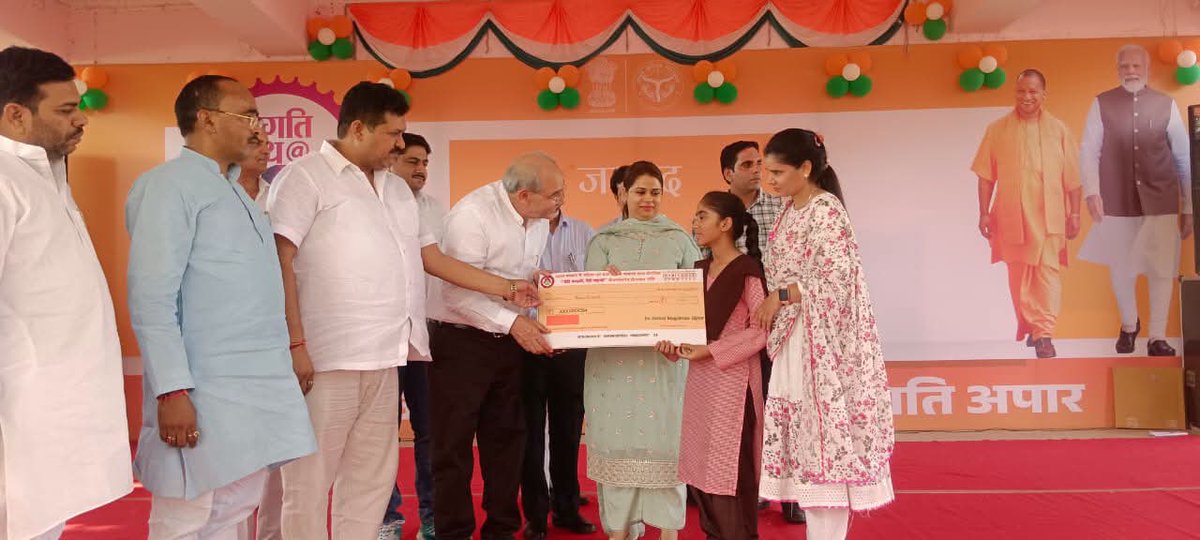 nulmup's tweet photo. कल दिनांक 17 जून 2026 को जनपद बिजनौर में #स्वनिधिमहोत्सव का आयोजन किया गया।  

उक्त कार्यक्रम में #स्ट्रीटवेंडर्स को सम्मानित किया गया तथा प्रथम, द्वितीय व तृतीय लोन प्राप्त करने वाले पथ विक्रेताओं को स्वीकृत पत्र, चेक व क्रेडिट कार्ड का वितरण किया गया। https://t.co/mXDxA5JFQk