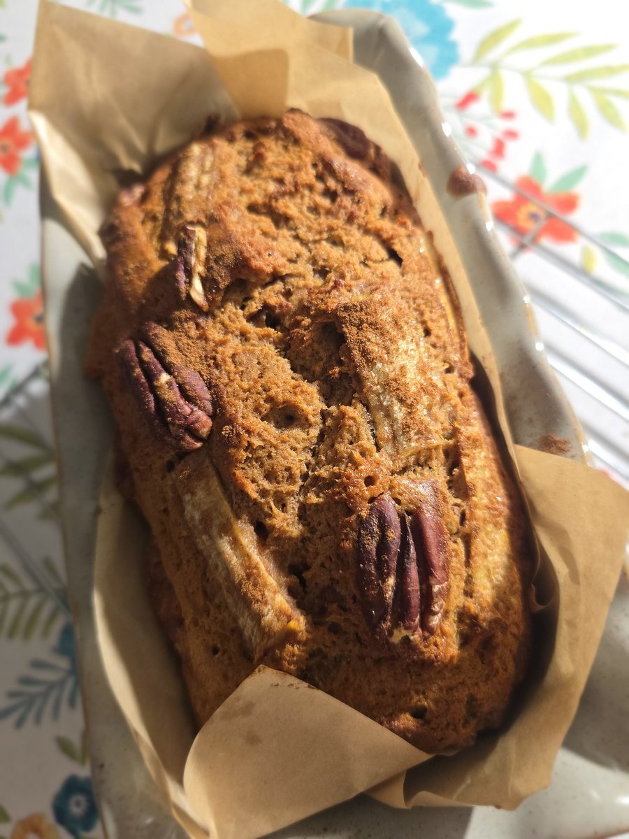 Miilfywayz's tweet photo. I made a banana bread yesterday
 It is very yummy!! ♡ 🍌 🍞 https://t.co/h1CUAGEgFi