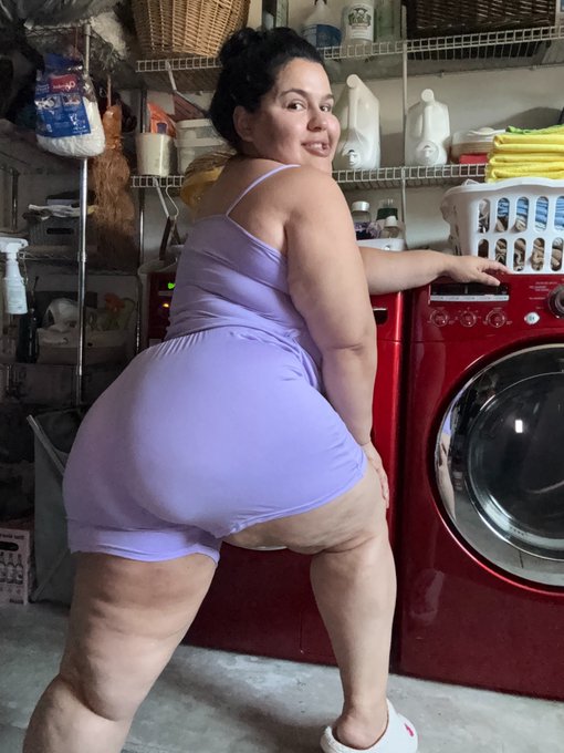 OnlyKarlaLane - 1 pic. I wanna help me with some laundry 🧺 https://t.co/J1WNVlDRtv
