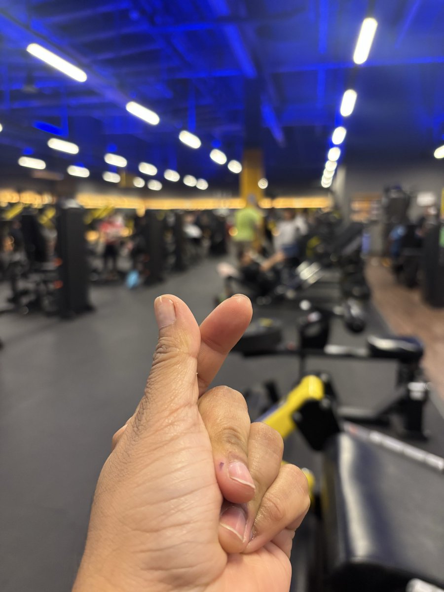 rochioe's tweet photo. Se volvió a lograr… alguien présteme unas muletas jajajajaja. #DíaDePierna. @smartfitmx https://t.co/biBTOvBQEh