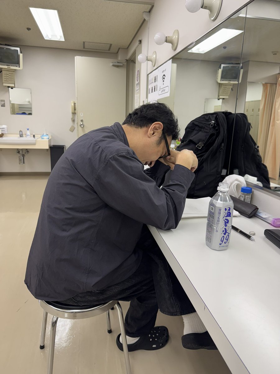 iizuka03's tweet photo. 広島到着！！

飛行機内に傘を忘れたと嘆く角田さん https://t.co/kKHo8YktbK