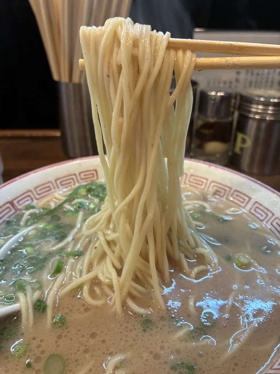 JuneExpKUBOTA's tweet photo. 【豚骨ラーメン開王・八王子】
3月オープンの新店にやっと行けた。
スープの濃さで麺が見えない。
麺を上げるとスープが絡みついてるのがハッキリとわかる。
舌に残る豚骨が本物の証。
#ラーメン　#開王　#八王子 https://t.co/hGj1Yj2ol3