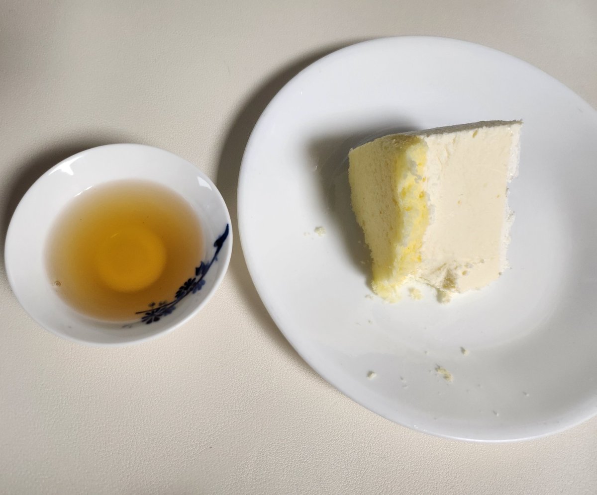 Eamozzi26's tweet photo. 오늘 점심 🍰

신도님께서 주신 케이크와 홍차 💕
맛있다아 🥰 https://t.co/nO2uHAnDtc
