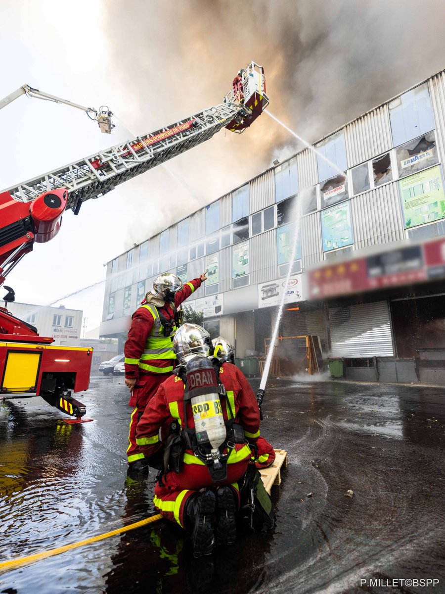 PompiersParis's tweet photo. 🚨 [#Intervention] | Ce mercredi 17 juin 2026, vers 13h00, les sapeurs-pompiers de Paris sont intervenus pour un violent feu d'entrepôt à Bobigny (93).

🔥 L'incendie intéressait un bâtiment à usage de stockage d’environ 4000m². Malgré les risques de propagation aux entrepôts adjacents, l’intervention rapide des secours a permis d’éviter des dégâts supplémentaires.

🚒 Près de 170 sapeurs-pompiers étaient présents sur les lieux, avec le déploiement d’un important dispositif hydraulique :

• 2 lances ;
• 8 lances grande puissance, dont 1 sur échelle pivotante automatique à nacelle ;
• 5 lances canon, dont 3 option mousse sur bras élévateur aérien.