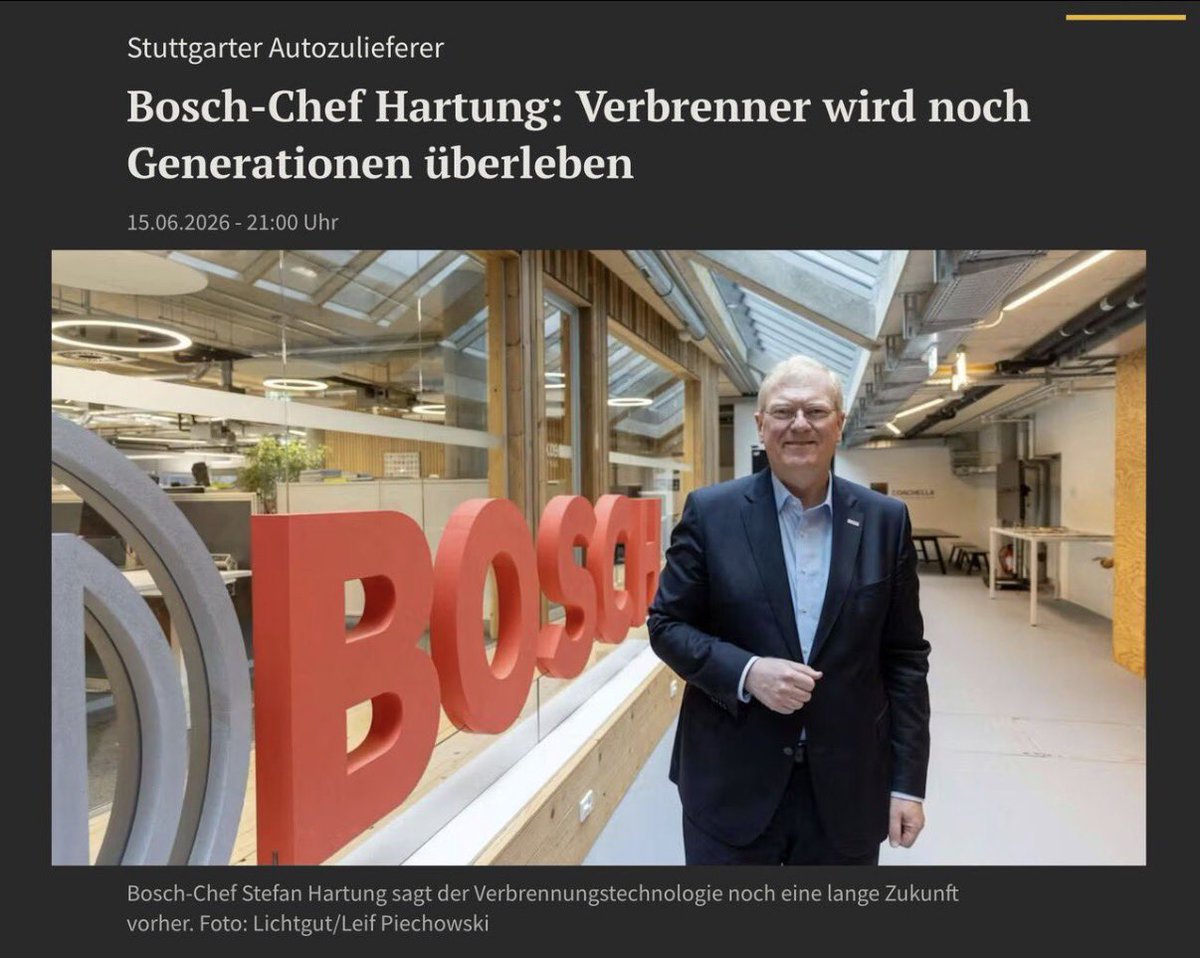 42tw1tter1sd3ad's tweet photo. Die Krise der deutschen Automobilindustrie geht auch zurück auf die jahrzehntelange Lobby der Zulieferer.

Ein längerer Post. 🧵 

Hartung hat in einem engen Sinn recht: Der Verbrennungsmotor als Technologie wird nicht verschwinden.
In vielen der genannten Nischen bleibt er noch lange relevant.
Bestandsflotten, Spezialmaschinen, Notstrom, militärische Anwendungen und globale Märkte lösen sich nicht einfach 2035 in Luft auf.

Aber das ist nicht die Frage, die zählt. Die Frage ist, ob die industrielle Fertigung dieser Technologie, mit großer Fertigungstiefe, hohen Stückzahlen, breiter Zulieferstruktur und Wertschöpfung in Deutschland, diese Zukunft hat. Und da sieht das Bild anders aus.

Bosch selbst zeigt diesen Strukturbruch. Der Konzern hat 2025 erstmals seit 2009 rote Zahlen geschrieben: minus 400 Millionen Euro nach Steuern. Der operative Gewinn brach um
45 Prozent ein. Rückstellungen für Stellenabbau belasteten das Ergebnis mit 2,7 Milliarden Euro.

In der Mobility-Sparte stehen rund 22.000 Stellen zur Disposition, besonders an deutschen Standorten, konzentriert auf genau jene Werke, die stark in klassischer Einspritztechnologie tätig sind.

Das ist nicht nur eine Bosch-Geschichte. Die deutsche Autoindustrie hat seit 2019 bereits rund 111.000 Stellen verloren, 50.000 allein im Jahr 2025. Laut IW Consult gelten bis 2030 weitere 90.000 Jobs als gefährdet.

Der Verbrenner stirbt nicht morgen. Aber er verliert seine Rolle als industrielles Zentrum. Er wandert in Rest-, Spezial-und Exportmärkte. Die Technologie bleibt vorerst. Die deutschen Arbeitsplätze bleiben eher nicht.

Genau darin liegt das Problem an Hartungs Formulierung. Er vermischt das mittelfristige Überleben einer Technologie mit dem langfristigen Überleben eines Industriemodells.

Für junge Menschen ist das keine akademische Unterscheidung. Wer heute Ausbildung oder Studium wählt, fragt nicht: Wird es irgendwo auf der Welt in 40, 50, 60 Jahren noch Verbrennungsmotoren geben? Sondern: Ist das ein breiter, wachsender und verlässlicher Beschäftigungspfad in Deutschland?

Die Antwort, die Bosch selbst gerade gibt, lautet: Nein.
Und das macht Hartung vor allem zu einem: einen richtig schlechten Manager.

Hartung ist Teil des Problems und nicht der Lösung. Er hat immer wieder Lobby für den Verbrenner gemacht. Hat seine Strippen im VDA gezogen. Mahle und Co haben freudig mitgemacht.
