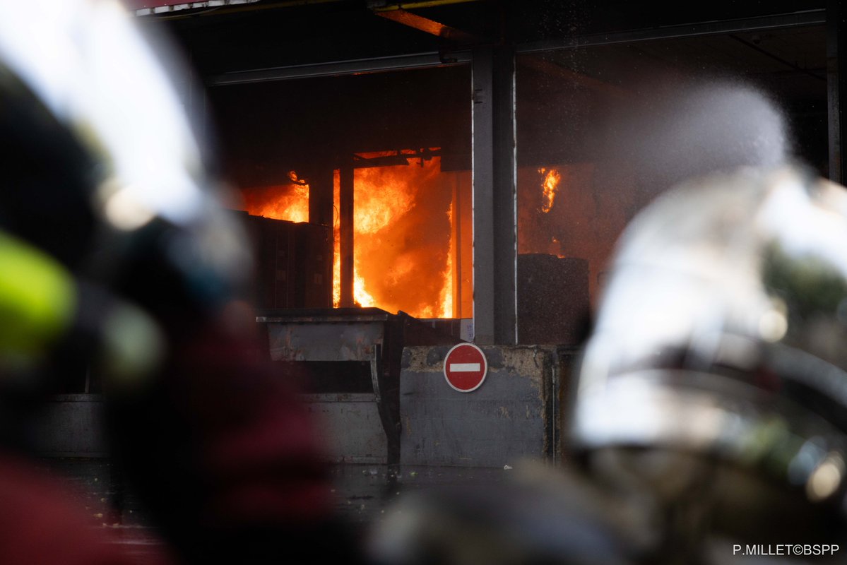PompiersParis's tweet photo. 🚨 [#Intervention] | Ce mercredi 17 juin 2026, vers 13h00, les sapeurs-pompiers de Paris sont intervenus pour un violent feu d'entrepôt à Bobigny (93).

🔥 L'incendie intéressait un bâtiment à usage de stockage d’environ 4000m². Malgré les risques de propagation aux entrepôts adjacents, l’intervention rapide des secours a permis d’éviter des dégâts supplémentaires.

🚒 Près de 170 sapeurs-pompiers étaient présents sur les lieux, avec le déploiement d’un important dispositif hydraulique :

• 2 lances ;
• 8 lances grande puissance, dont 1 sur échelle pivotante automatique à nacelle ;
• 5 lances canon, dont 3 option mousse sur bras élévateur aérien.