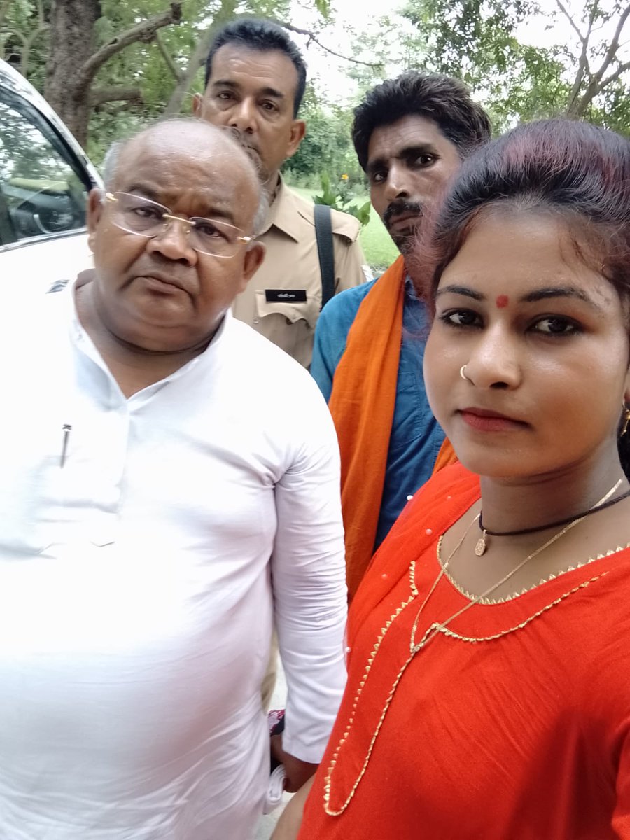 Arvindk06494745's tweet photo. @myogiadityanath श्रीमान महोदय जी मेरी बहन को जान से मार देने की नियत से रात में हमला किया लेकिन कैसे भी बच गयी है लेकिन बिसवां थाने में नार्मल धाराओं में मुकदमा पंजीकृत करके ऐसे ही छोड़ दिया जिससे दोषी खुला गाँव मे घूम रहे हैं और धमकी दे रहे है अतः श्रीमान जी कार्यवाही करने की https://t.co/2YNm85chP2