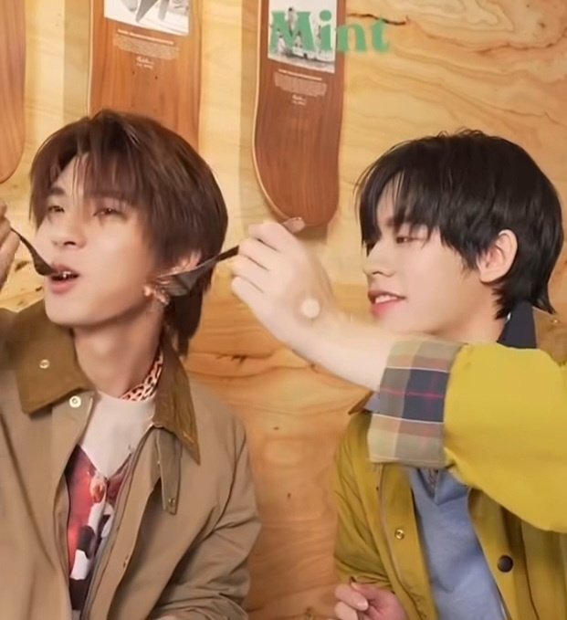 Clovpttp's tweet photo. Was it stated why Por had a patch on his hand? There's no eng sub yetttt so idk😭😭 https://t.co/aqt0sn5hjV