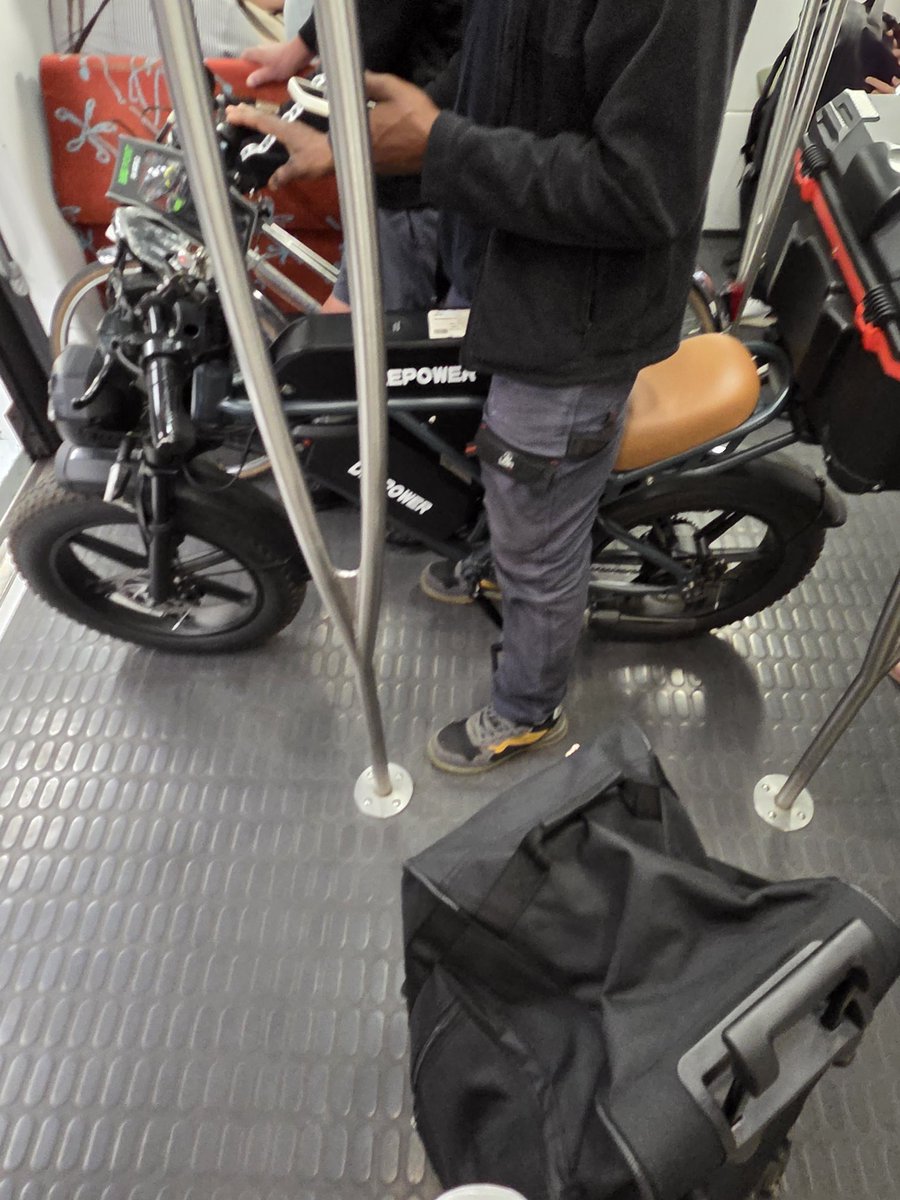 LuiiisBaker's tweet photo. Cc @RER_A est-ce que ce type de moto est autorisé dans le train ? Qui se fait passer pour un vélo ? https://t.co/WFaG4dYKsU