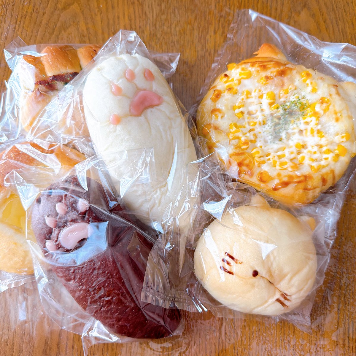 ayru2228's tweet photo. 行きたかったパン屋さん
顔にシワよっちゃったけど猫ちゃん可愛い🐱
上のコーンパンも猫ちゃんだよ︎︎👍🏻︎︎ https://t.co/UWjOE4EhK1
