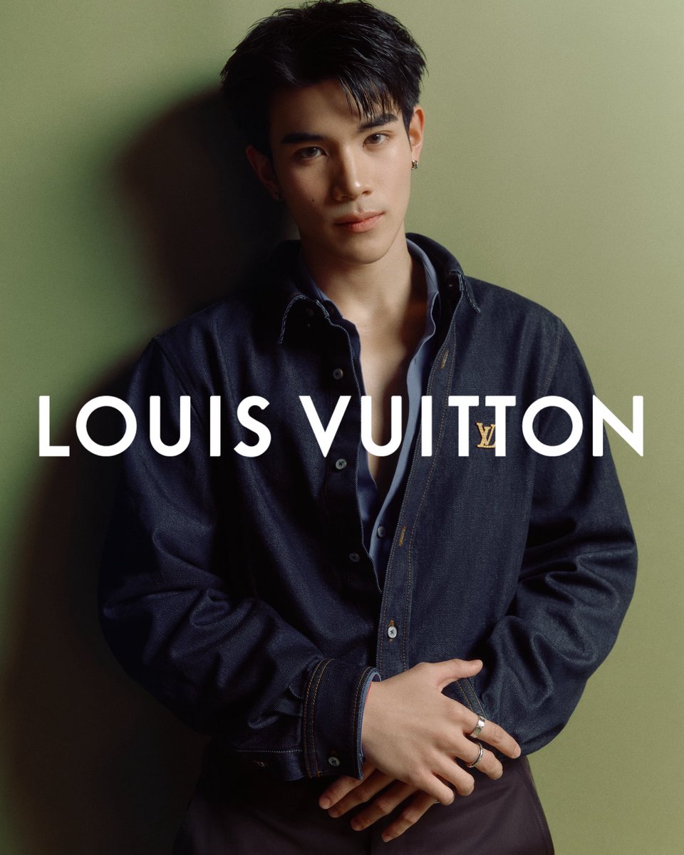 Gumbycat3's tweet photo. ต้อนรับข่าวดีววว
ขอสุ่มแจกน้ำหอม LV Lovers จำนวน 1 ขวด
mention รูปน้องโฟร์ทหล่อๆ กับ LV พร้อมติดแท็ก #LouisVuittonxFourth
สุ่มจาก mention วันที่ 22/6/2026 
ผู้โชคดีที่ได้สุ่มขอเป็นนัดรับเท่านั้นค่า

FOURTH FRIEND OF LV  
#Fourthnattawat #โฟร์ทณัฐวรรธน์ https://t.co/p69pijzuL2