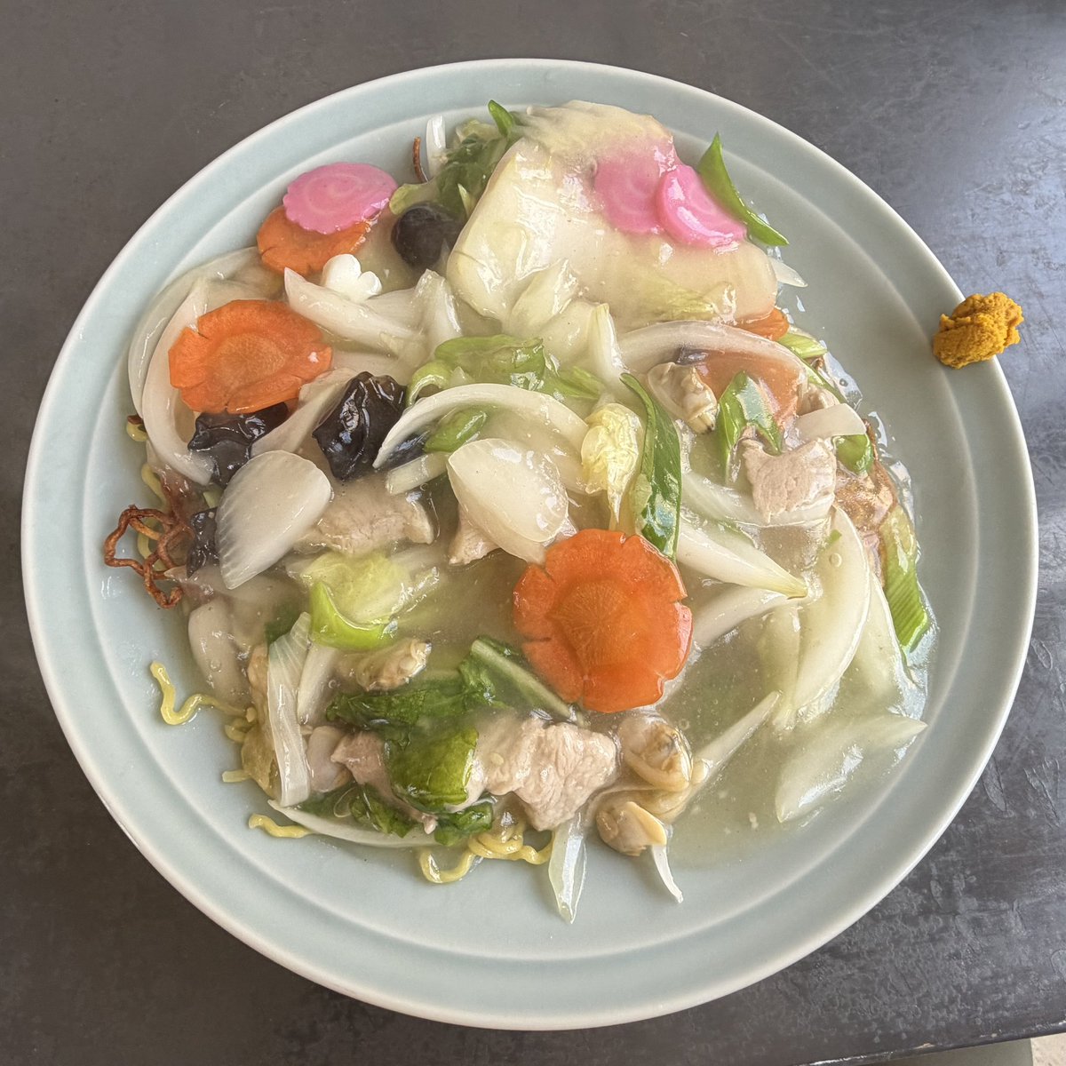 dokoedemoikou's tweet photo. 海辺の町の塩は特にうまいと思う🍜(その2)
実質チャーメン感あるなぁ
野菜もいっぱい取れて健康的😋
#あんかけ焼きそば(塩)
#潮騒 https://t.co/aYCffZ1sna
