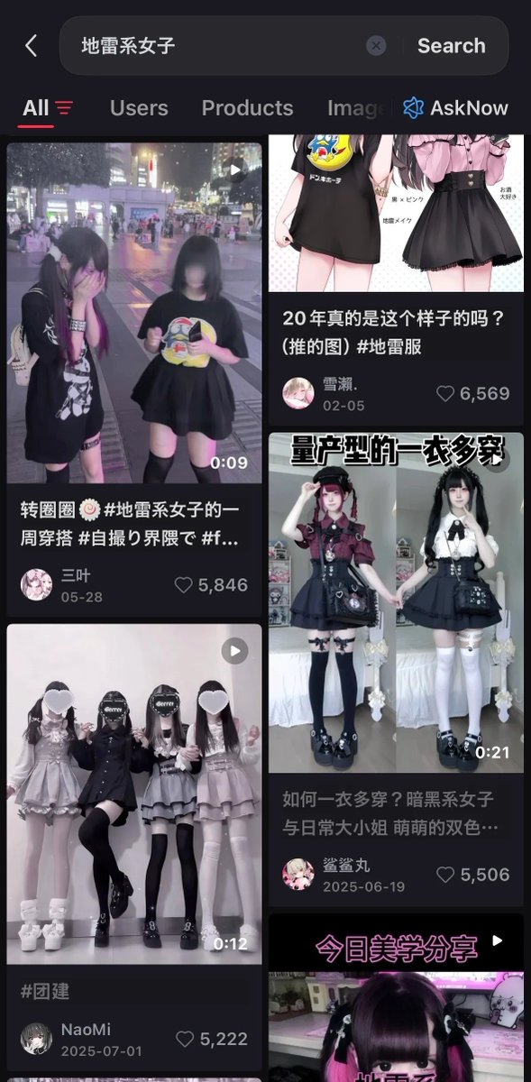 fashionsnap's tweet photo. 中国での「地雷系」の認知度はここ数年で10〜20代前半を中心に大きく上昇しているという。日本では、歌舞伎町の新宿東宝ビル周辺に集まる若者を指す「トー横界隈」や、ホストクラブに多額の金銭を費やす女性を意味する「ホス狂」など、社会的・心理的背景と結び付けて語られることも少なくないが、中国ではそうした文脈はほとんど共有されておらず、「ダークで可愛い」「儚げで魅力的」といったあくまでも表面上のヴィジュアル表現として受け止められているという。