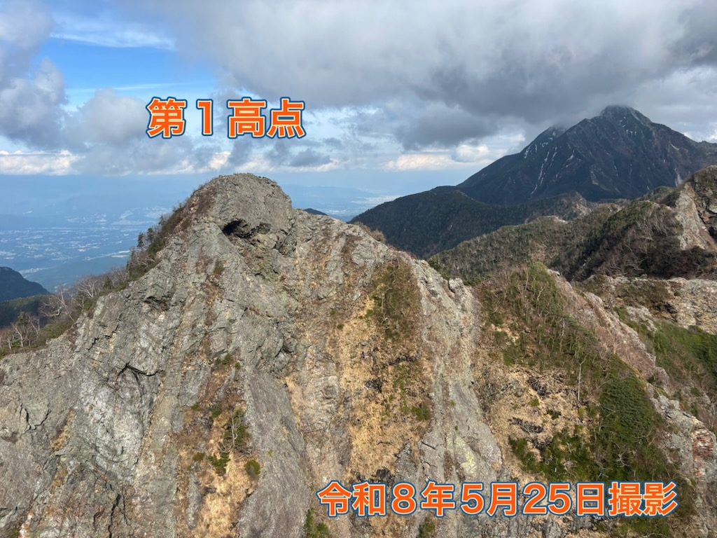 yamanashi_M_R's tweet photo. 【＃鋸岳 の状況】
山梨県警ヘリ「はやて」から撮影したものです。
鋸岳は ＃山梨百名山 の四天王とも呼ばれるほど体力・技術的にも厳しい山になります。
雪はほとんどありませんが、岩場・鎖場・ガレ場など危険箇所はたくさんありますので、ヘルメットを着用しましょう！ https://t.co/QNctKfDJTI