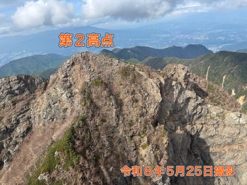yamanashi_M_R's tweet photo. 【＃鋸岳 の状況】
山梨県警ヘリ「はやて」から撮影したものです。
鋸岳は ＃山梨百名山 の四天王とも呼ばれるほど体力・技術的にも厳しい山になります。
雪はほとんどありませんが、岩場・鎖場・ガレ場など危険箇所はたくさんありますので、ヘルメットを着用しましょう！ https://t.co/QNctKfDJTI