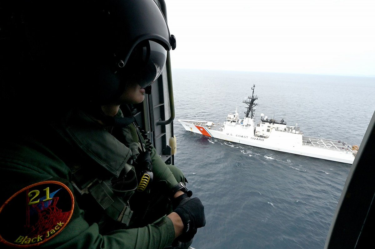 JMSDF_SDF's tweet photo. ６月１７日(水)、相模湾において、海上自衛隊第２１航空群所属のＳＨ－６０Ｋが #米沿岸警備隊 の巡視船「ミジェット」船上で艦上給油訓練を実施しました。この訓練を通じて、海自と米沿岸警備隊が緊密に連携し戦術技量の向上を図るとともに揺るぎない🇯🇵🇺🇸同盟を再確認しました。🚁 #FOIP https://t.co/PvFPJkobPJ