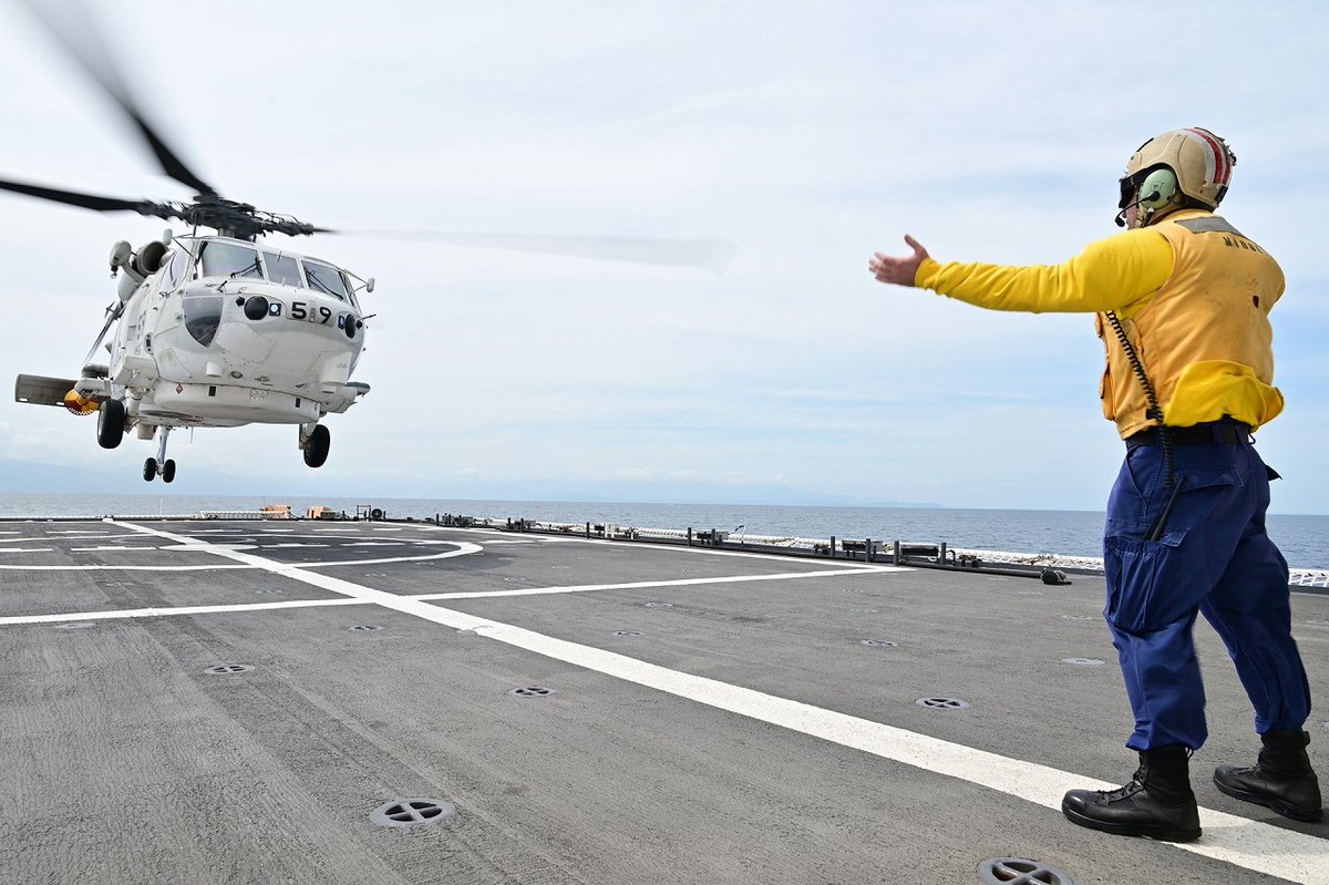 JMSDF_SDF's tweet photo. ６月１７日(水)、相模湾において、海上自衛隊第２１航空群所属のＳＨ－６０Ｋが #米沿岸警備隊 の巡視船「ミジェット」船上で艦上給油訓練を実施しました。この訓練を通じて、海自と米沿岸警備隊が緊密に連携し戦術技量の向上を図るとともに揺るぎない🇯🇵🇺🇸同盟を再確認しました。🚁 #FOIP https://t.co/PvFPJkobPJ