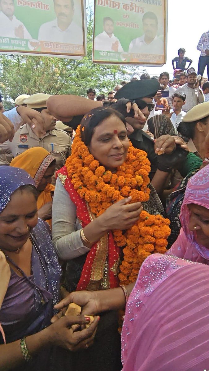 BJP4Haryana's tweet photo. प्रदेश अध्यक्ष @bjparchanagupta जी के आज नूंह आगमन पर हरियाणा सरकार के पूर्व मंत्री माननीय कुंवर संजय सिंह जी एवं उपस्थित सम्मानित साथियों ने उनका भव्य एवं आत्मीय स्वागत किया।

इस अवसर पर प्रदेश अध्यक्ष जी ने सभी के स्नेह, सम्मान एवं आत्मीयता के लिए हृदय से आभार व्यक्त किया।

कार्यक्रम के दौरान एक अत्यंत भावुक एवं प्रेरणादायक दृश्य देखने को मिला, जब प्रदेश अध्यक्ष जी ने लाडली बेटियों को चुनरी ओढ़ाकर उनका सम्मान किया तथा उन्हें उज्ज्वल भविष्य के लिए शुभाशीर्वाद प्रदान किया। उन्होंने कहा कि बेटियाँ हमारे समाज की शक्ति, संस्कार और भविष्य की आधारशिला हैं। बेटियों का सम्मान हमारी संस्कृति और संस्कारों की सुंदर झलक है।