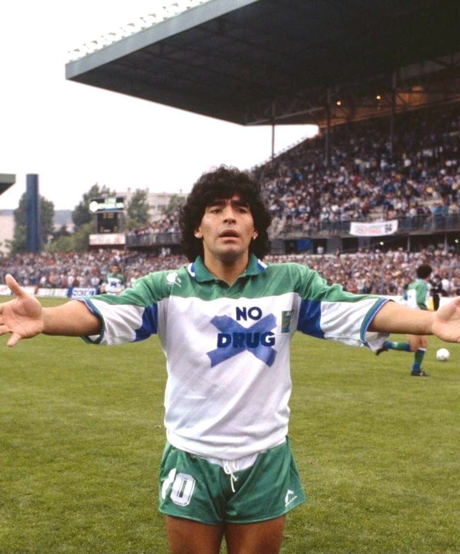 culturejpg's tweet photo. Diego Maradona wearing an anti-drug "NO DRUG" shirt (1988) https://t.co/TOL1114AfX