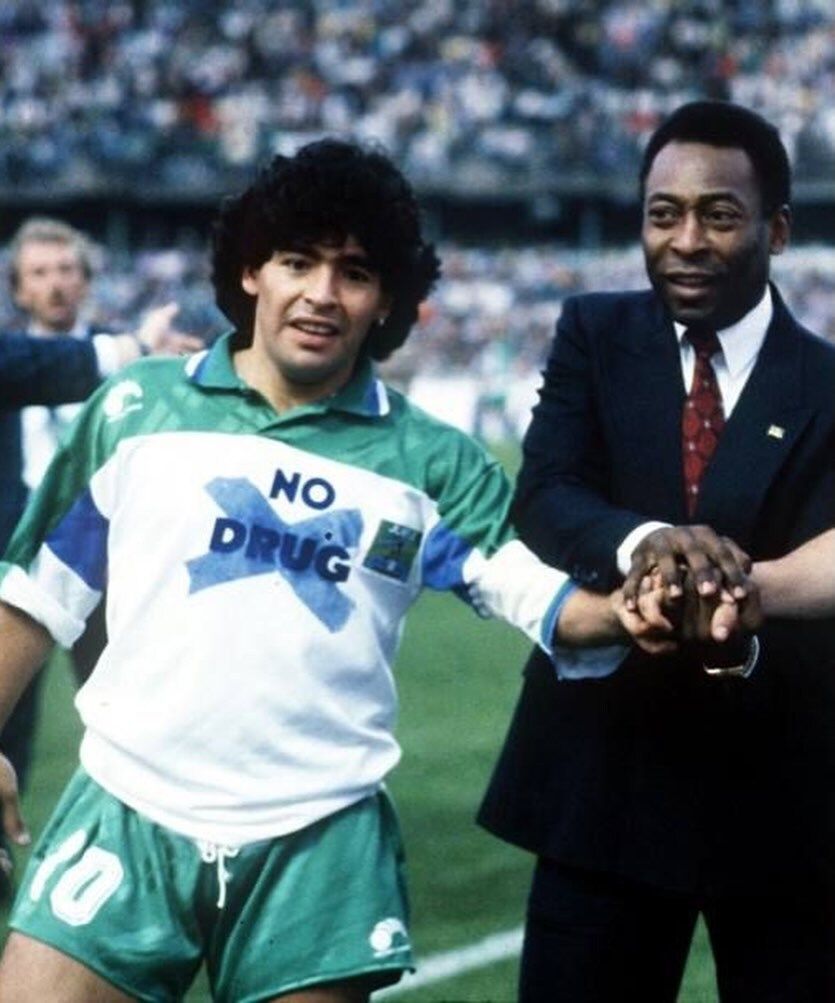 culturejpg's tweet photo. Diego Maradona wearing an anti-drug "NO DRUG" shirt (1988) https://t.co/TOL1114AfX