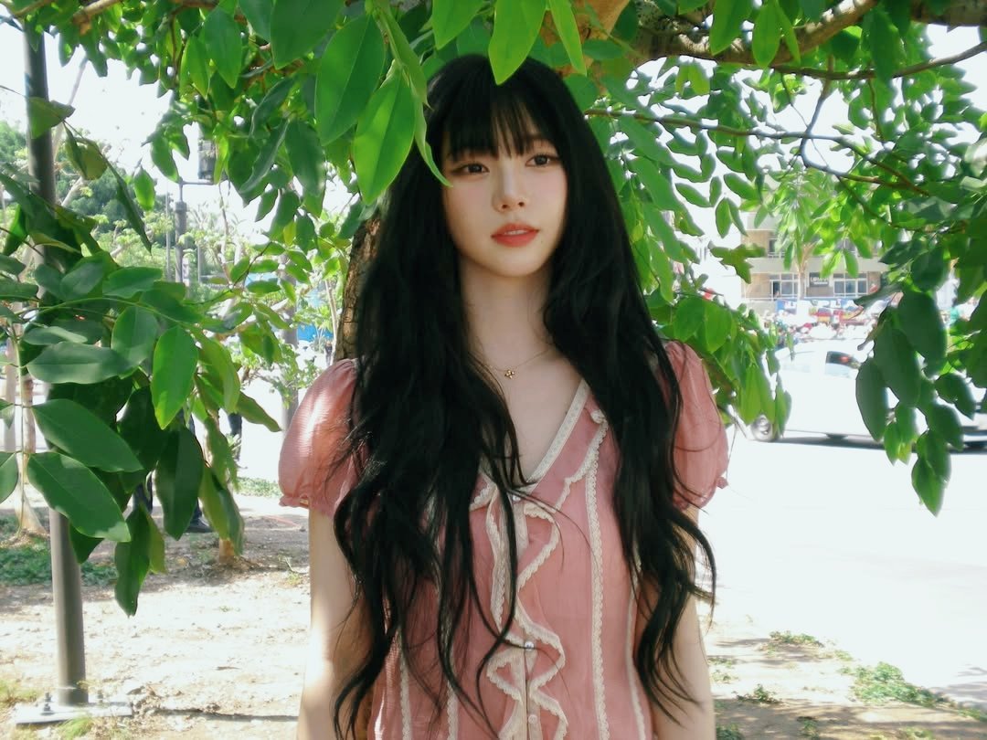amertsa's tweet photo. Strolling through the city under the apricity of the afternoon sun, wrapped in soft roseate ruffles and blushful hues. https://t.co/iA3XzteTq8